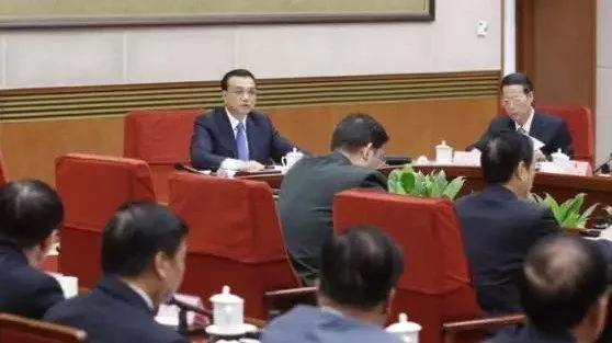 開著五菱翼，賣著源碼燈，地攤致富新方式