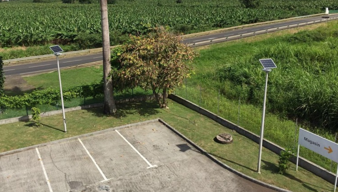 太陽能路燈亮燈時(shí)長如何調(diào)整?